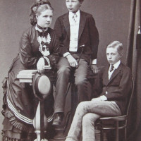 Helena Silva-Tarouca, roz. Kálnoky, druhá manželka Augusta Alexandra s nevlastními syny Františkem Josefem II. a Arnoštem Emanuelem, kolem r. 1870